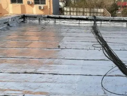 湛江市卫生间漏水维修公司分享下湛江市屋面楼顶防水刚性防水层施工要点。